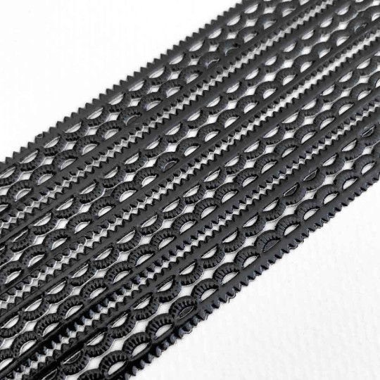Black Scalloped Petite Dresden Foil Trim ~ 3/16"