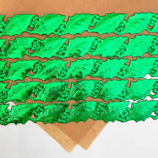 Green Holly and Berry XL Dresden Border Trim ~ 1" wide