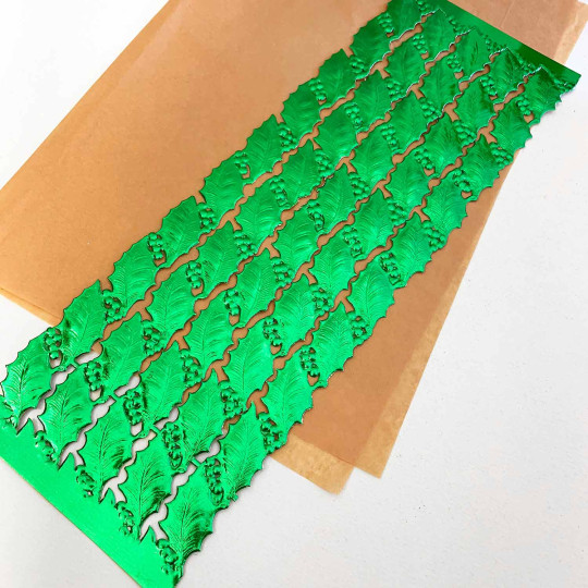 Green Holly and Berry XL Dresden Border Trim ~ 1" wide
