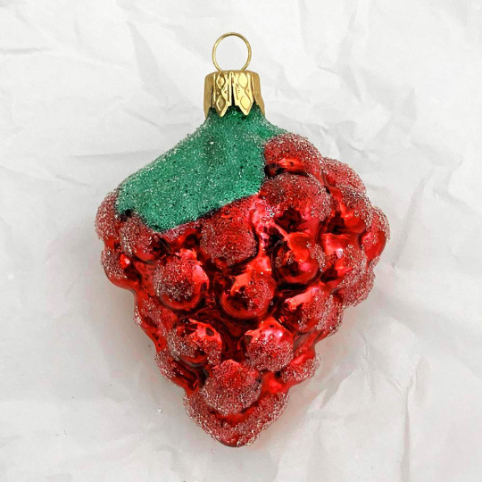Red Grapes Blown Glass Ornament ~ Czech Republic ~ 3-1/4" long
